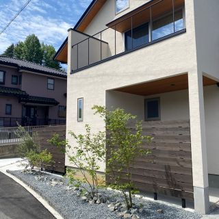 雑木でしつらえたエントランス空間