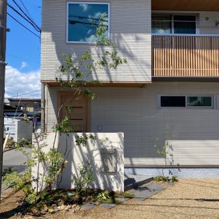 雑木でしつらえた里山風情のエントランス